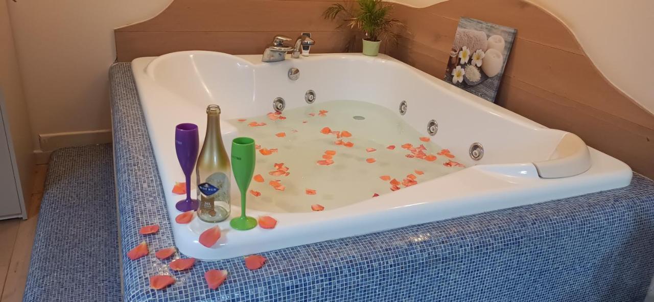 Central Terrace Escape With Jacuzzi 티미쇼아라 외부 사진