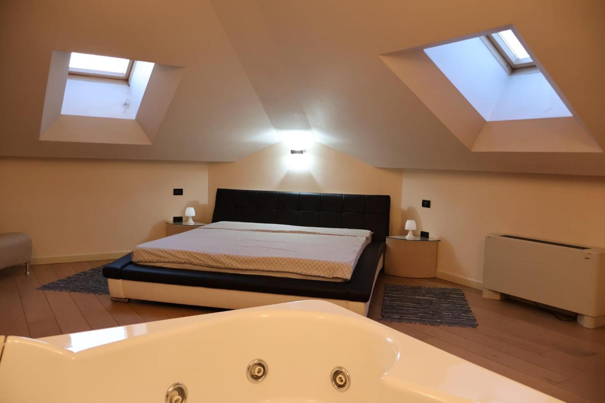 Central Terrace Escape With Jacuzzi 티미쇼아라 외부 사진